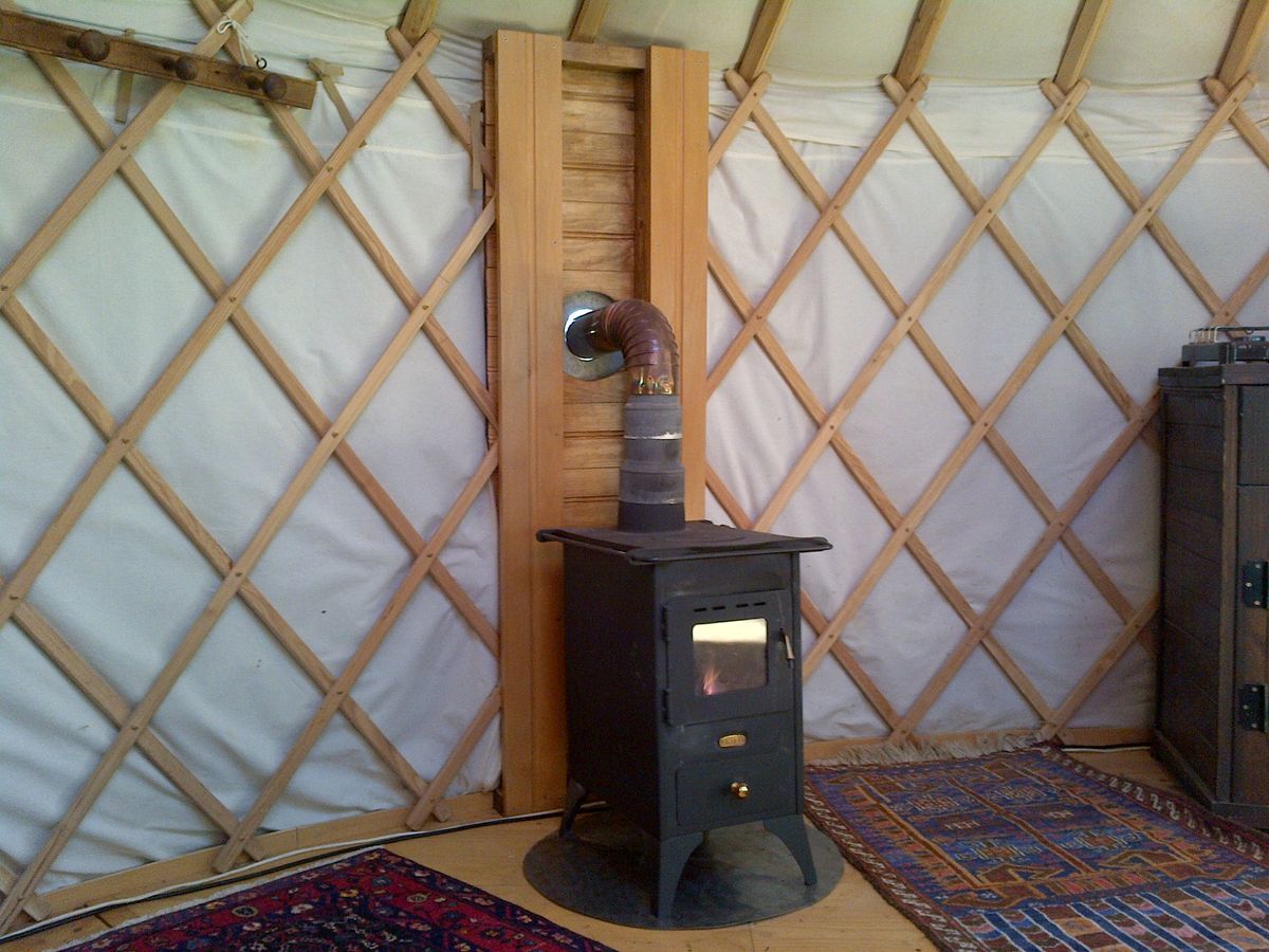 Estufa de leña con salida de humos en una yurta