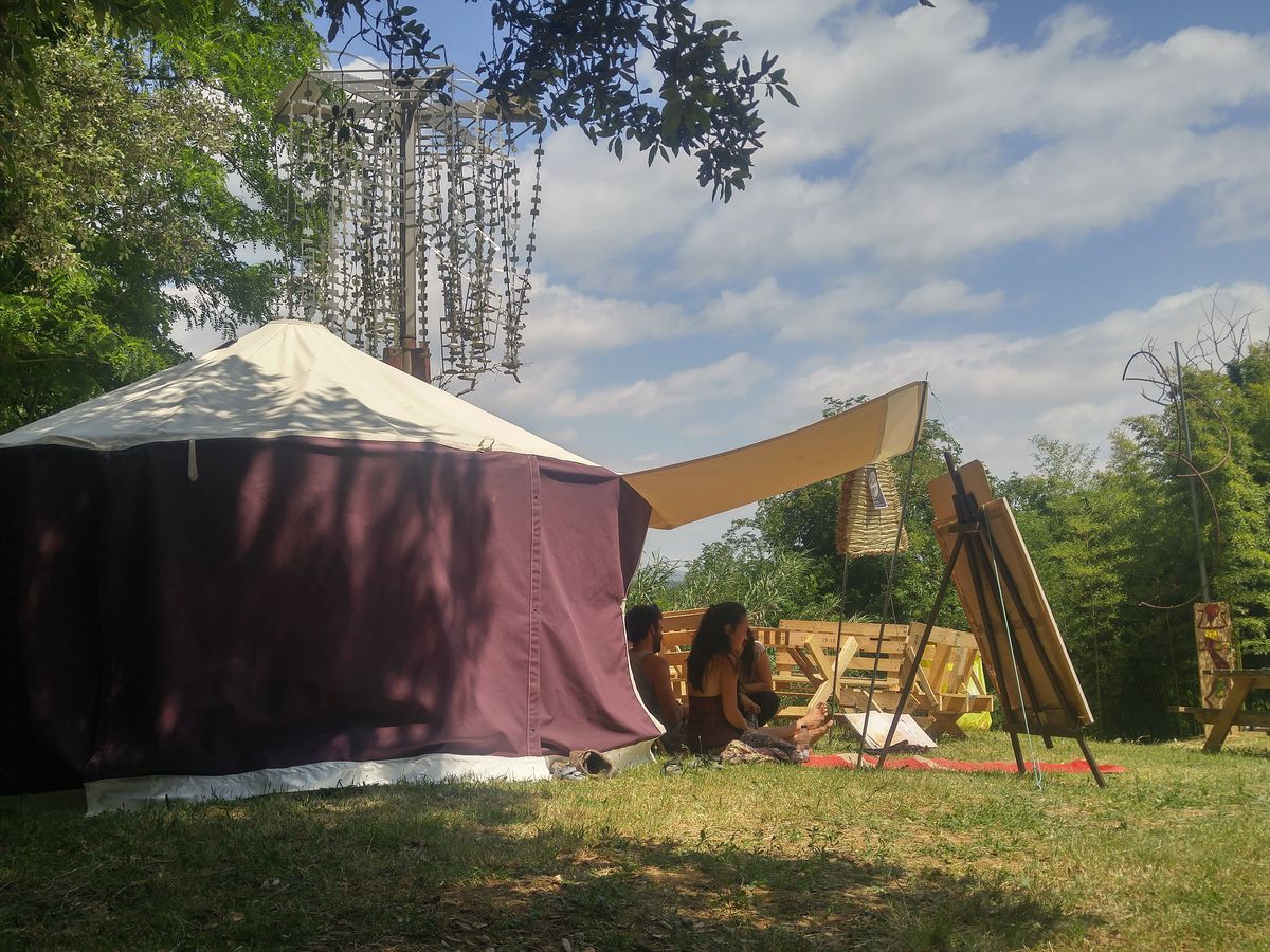 FlexYurt morada montada en festival de verano con toldo y zona de descanso