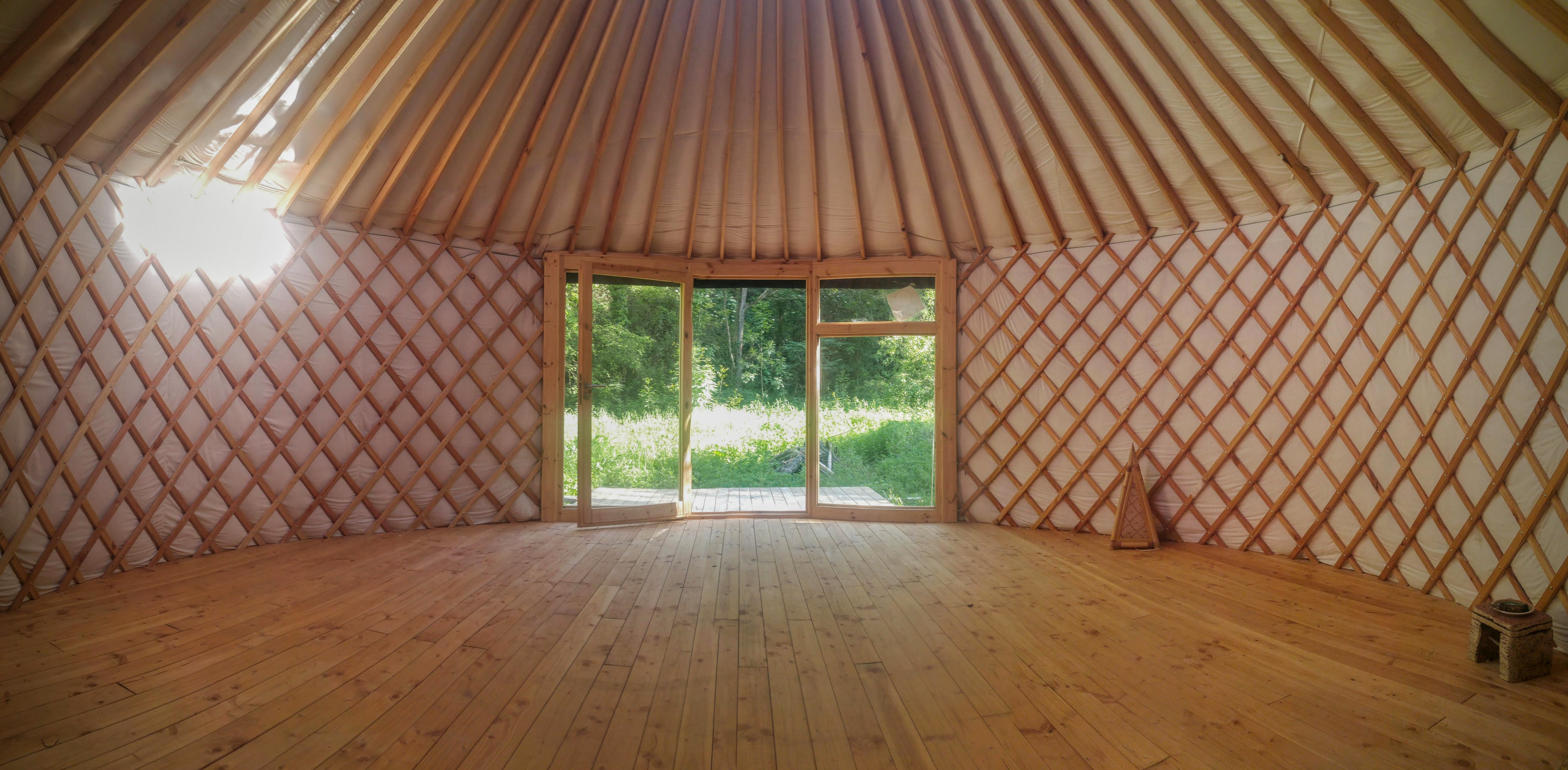 Vista panorámica de una yurta en el campo