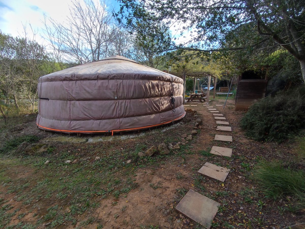 Yurta moderna tras el mantenimiento — telas limpias y estructura revisada