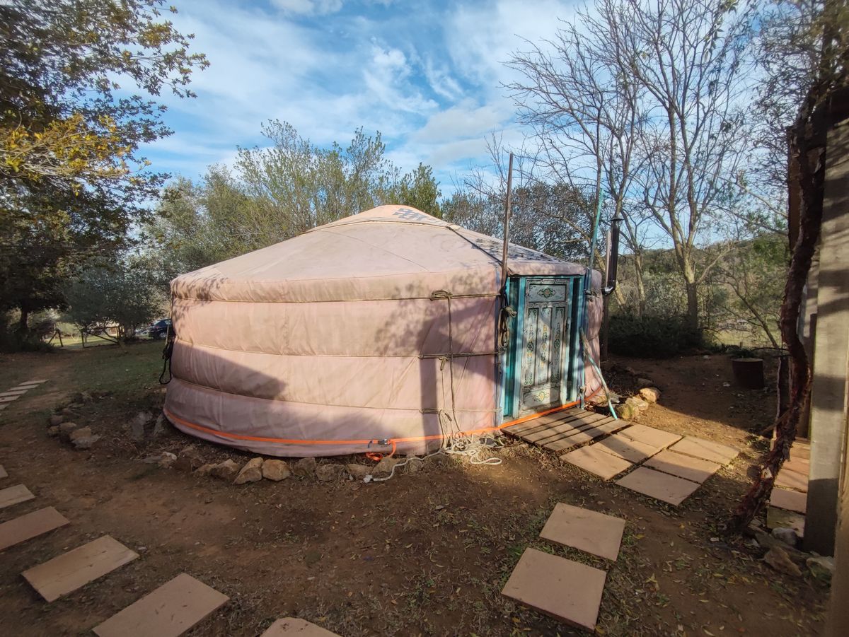 Yurta moderna con puerta azul decorada tras el mantenimiento de telas
