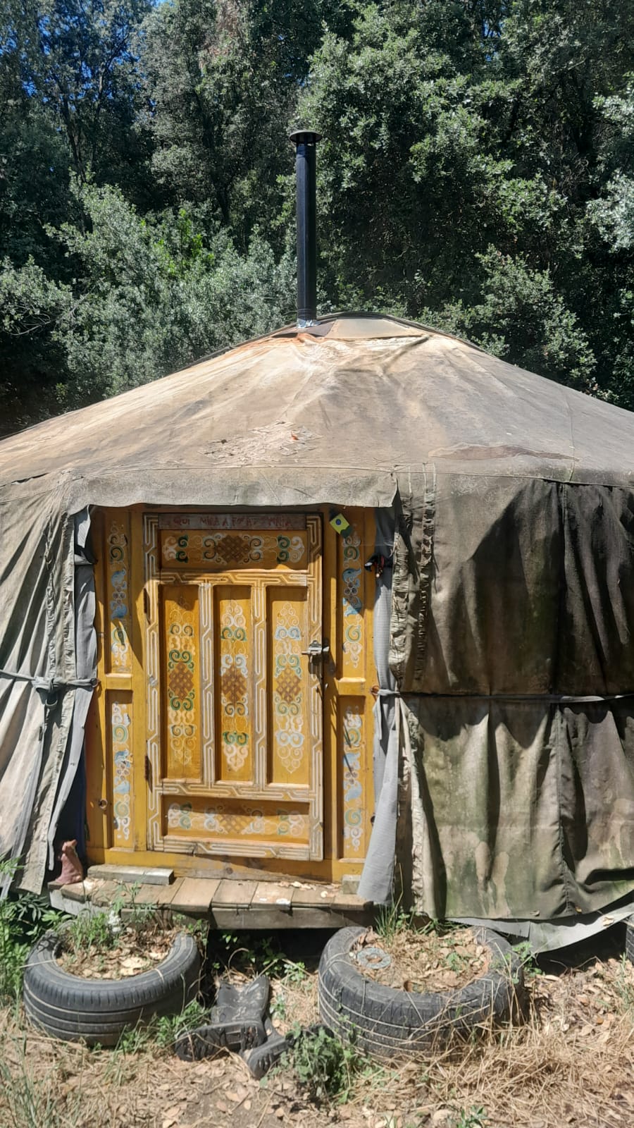 Yurta con puerta decorada mongola y tela exterior desgastada — antes de la intervención