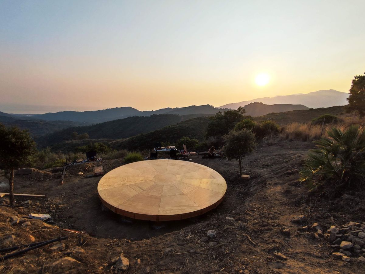 Plataforma de madera en construcción para una yurta